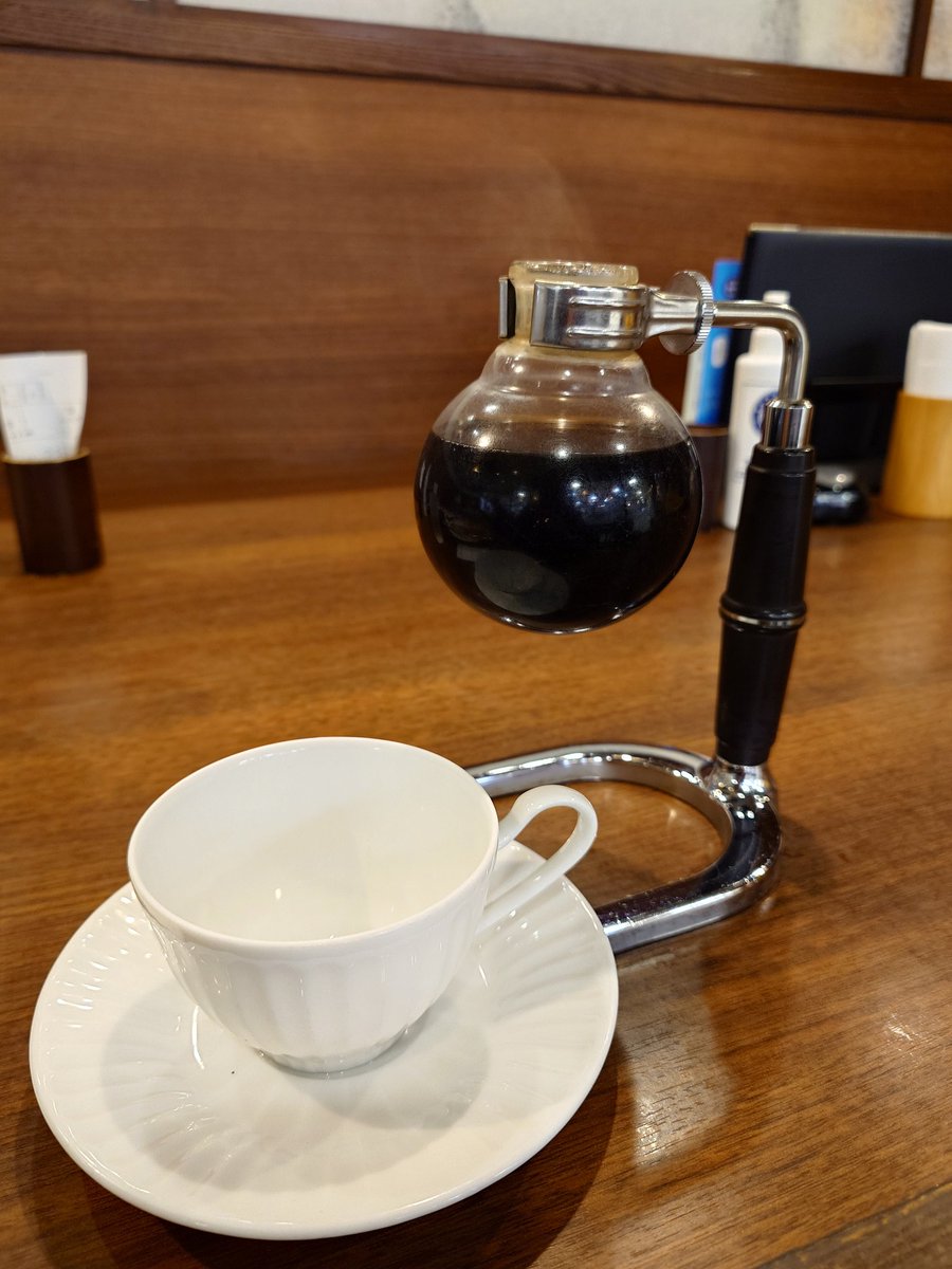 shibainupome's tweet image. 倉式珈琲店というカフェを見つけたので入ってみることに
今回はピザトースト
うん。普通においしい
地味にヨーグルトが滑らかで優しい甘さで好きかも
コーヒーは倉式ブレンド
サイフォンで出てきた
なかなかな量が入っていてイイね
ごちそうさまでした
#倉式珈琲店
#長崎