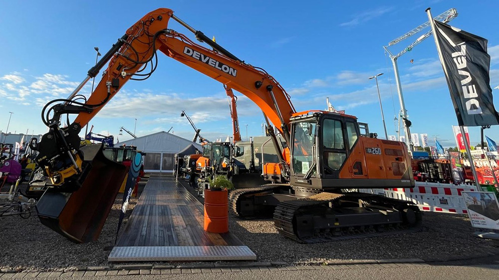 Soll_GaLaBau's tweet image. Breites Produkt-Portfolio von DEVELON beeindruckt Fachbesucher auf der NordBau: DEVELON hat nach der NordBau 2025 ein äußerst positives Fazit gezogen. Insbesondere die Qualität der Gespräche… soll-galabau.de//aktuelle-news… #DEVELON #NordBau #Baumaschinen #Produktportfolio #Messemomente