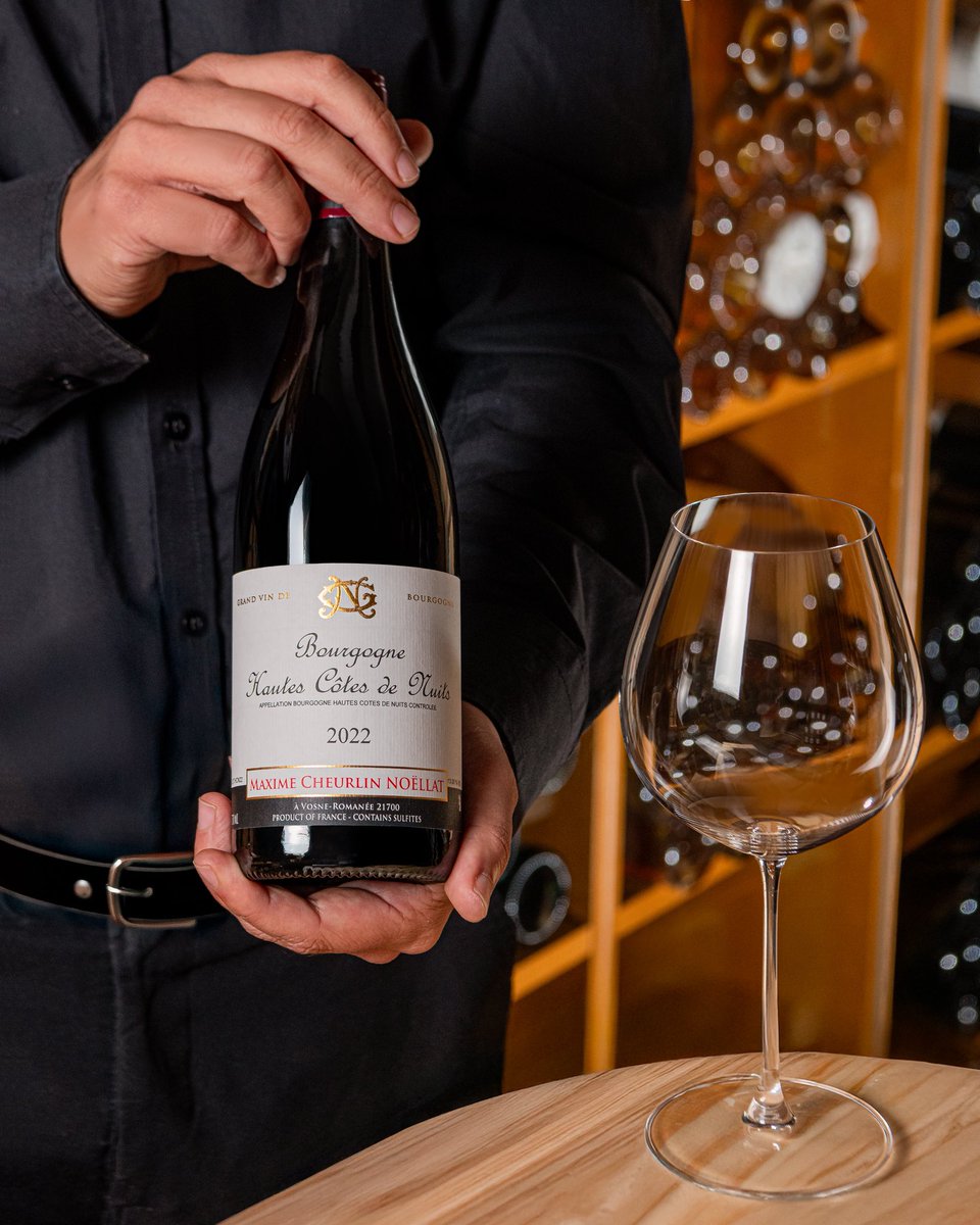 Hautes Côtes de Nuits Rouge 2022 es un delicado tinto elaborado por Maxime Cheurlin Noëllat, vigneron de referencia de la Bourgogne. Monovarietal de pinot noir, es delicado, de gran intensidad aromática, fluido y persistente en boca. #vinodeldía bit.ly/45ye0t2