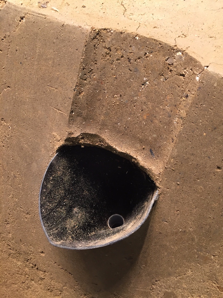 今日の #大相撲クイズ 🎩 ＞ 2025年9月24日(水) Q、国技館の土俵の水