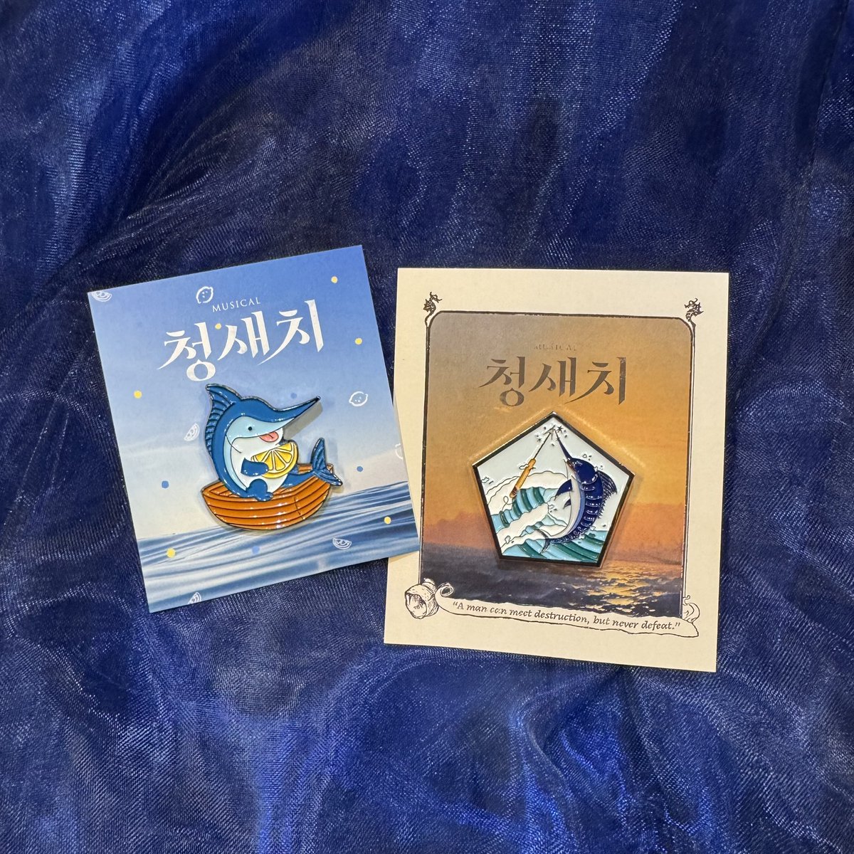 NEP 인디뮤지컬 시리즈 2 [#청새치]

🌊 MD 뱃지 실물 공개

✔️ 레몬을 좋아하는 청새치 뱃지 : 10,000원
✔️ 전설이 될 청새치 뱃지 : 10,000원

금일부터 MD부스에서 구매 가능합니다✨

_
2025.09.02 - 11.02
서울숲씨어터 1관