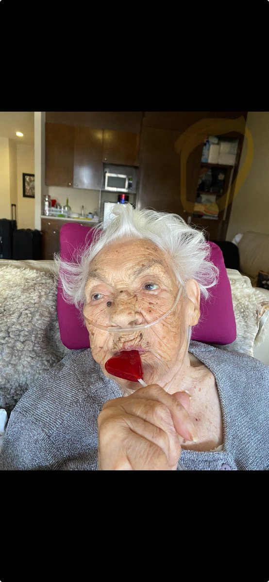 LAURAZAPATAM's tweet image. Jessica de Jesús Martínez, la enfermera asesina, dice que yo “solo le daba 1 pañal al día y 1 en la noche”.

📸 Aquí está mi abuela con una paleta y atrás el clóset lleno de pañales.
Su mentira se derrumba.

Y pregunto:
¿Las heridas del hombro y del pie también fueron por falta…
