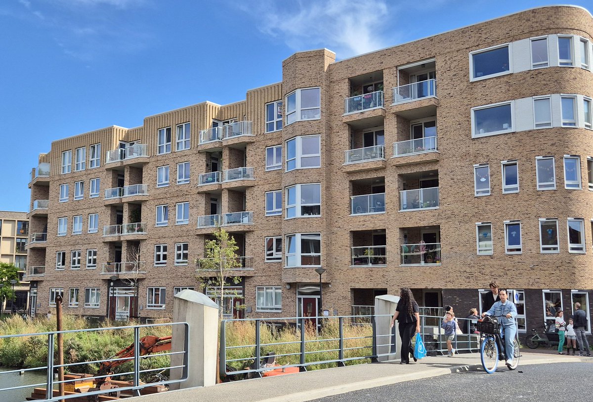 NandaSluijsmans's tweet image. Eigentijdse vertaling van de stijl Amsterdamse School, fraai! #Houthavens #Amsterdam. Ontwerp: Van Aken/ Sweco

Ook boeiend de hoogte van 5 lagen. Ideaal voor verdichting met behoud van kwaliteit op maaiveld: minimale schaduw en windhinder, en goede interactie.

#VernieuwendeStad