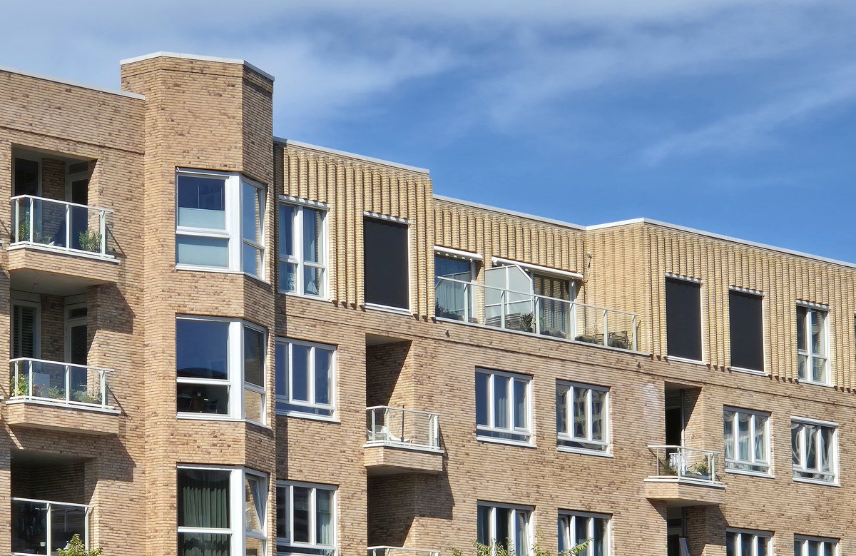 NandaSluijsmans's tweet image. Eigentijdse vertaling van de stijl Amsterdamse School, fraai! #Houthavens #Amsterdam. Ontwerp: Van Aken/ Sweco

Ook boeiend de hoogte van 5 lagen. Ideaal voor verdichting met behoud van kwaliteit op maaiveld: minimale schaduw en windhinder, en goede interactie.

#VernieuwendeStad