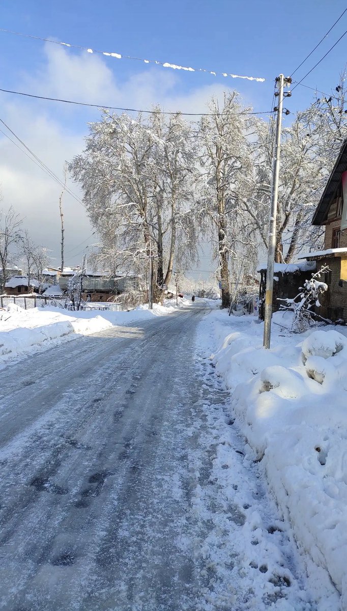 fatima_quee_788's tweet image. Most projects will benefit the Jammu region. Unlike earlier phases, this funding is only for new roads, not upgrades. The Centre will fund ₹3,801 crore, and J&amp;amp;K will contribute ₹422 crore.
#Devolopment
#aajkabharat