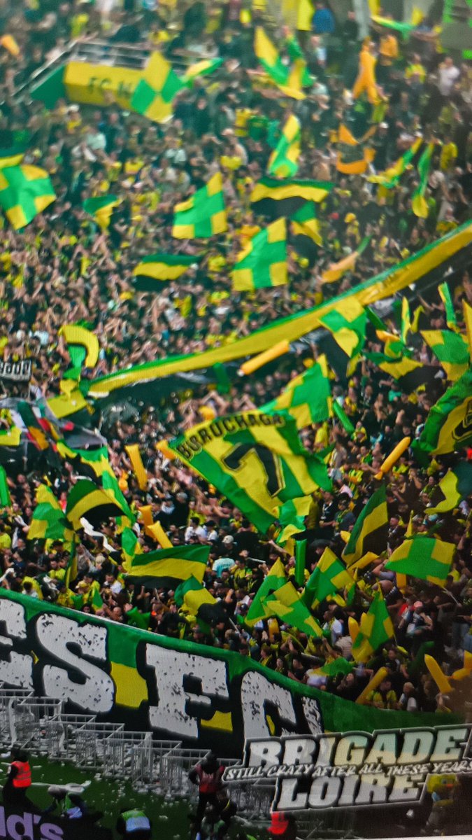 J'avais pas vu mais il y avait des drapeaux à l'honneur de nos argentins Nestor Fabbri et Burruchaga ce weekend en tribune Loire!