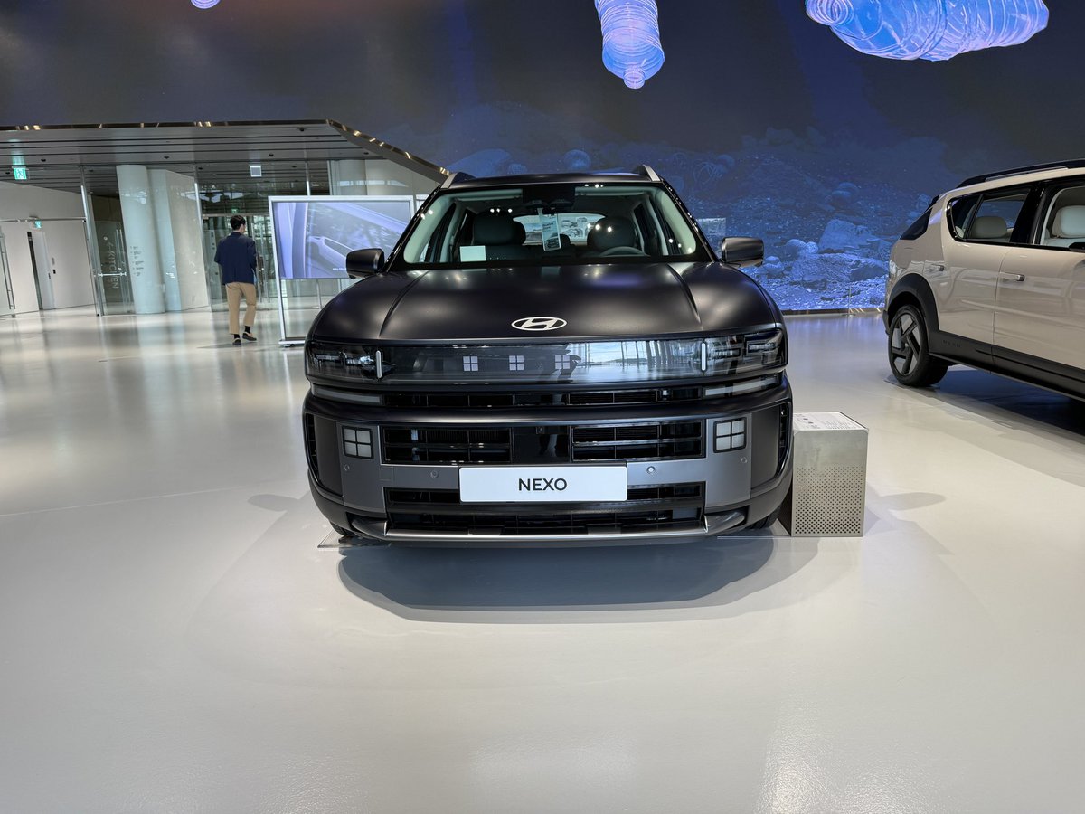TechT50304055's tweet image. 先週の韓国、Hyundai SHOWROOM取材から。
水素自動車、FCEVの NEXO新型をチェック。写真で見た限り、それほどの感激はなかったけど、いなぁー、実車はちがいました。総じて良いクルマ
#FCEV
#Hyundai
#NEXO
#水素燃料自動車