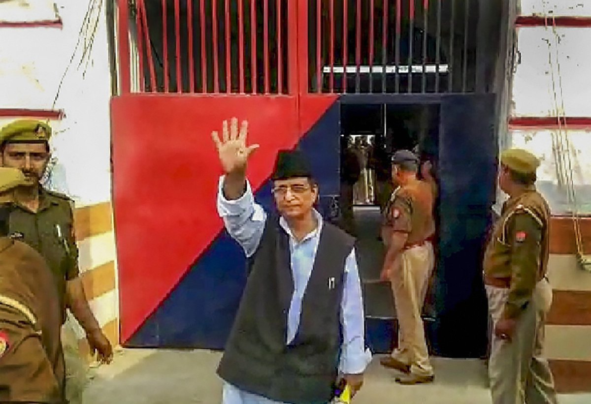nurulpasha_'s tweet photo. 📰 ताज़ा खबर
सपा नेता आजम खान 23 महीने बाद जेल से रिहा।
 
#AzamKhan #BreakingNews #UPPolitics https://t.co/zf6YhT6aE3