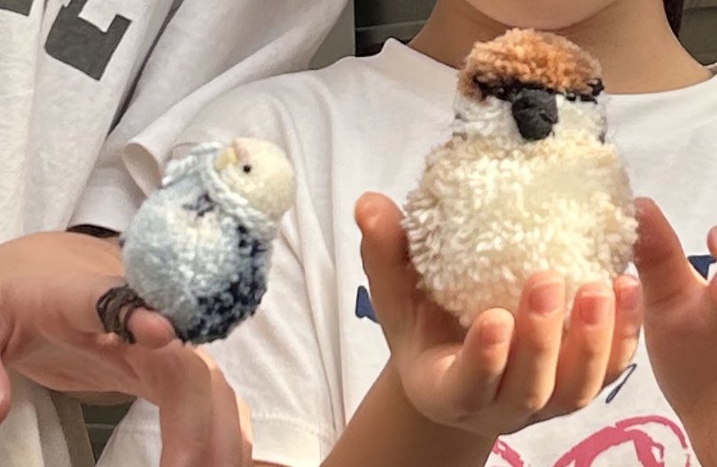 出張すずめ作り🧶
一緒に巻き巻きしました！
目があって思わずにっこり^ ^