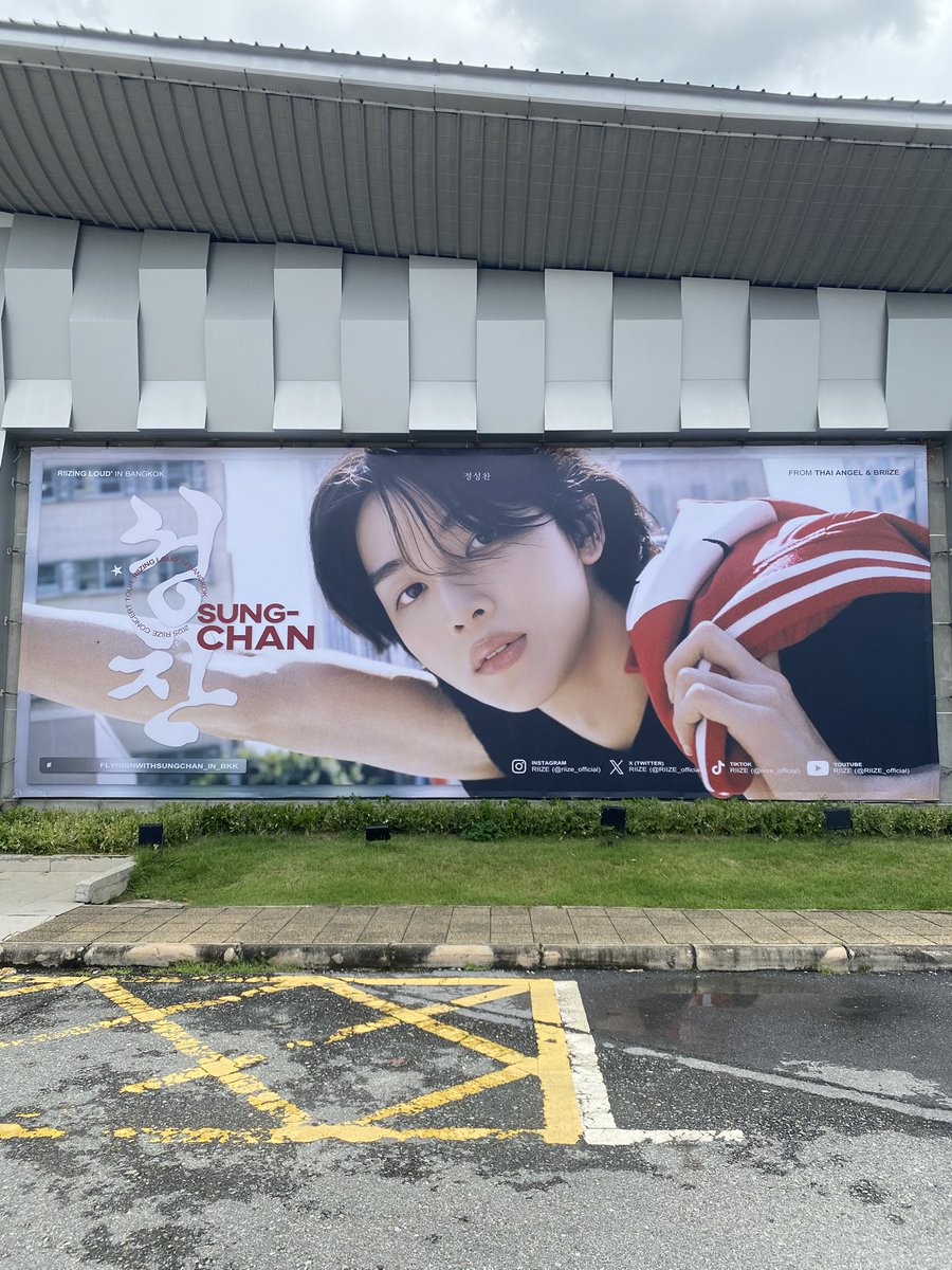 monoctnp's tweet image. หม่ามี๊แชะแชะกับน้องซองชานอันแรกเยย 💘💘 #FlyHighWithSungchan_in_BKK