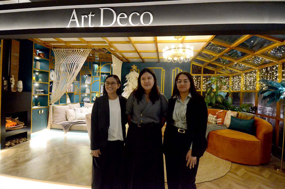 mnlstandardph's tweet image. IN PHOTOS | Student designers from the Philippine School of Interior Design-Ahlen Institute (PSID-Ahlen) proudly introducing their works during the press launch of the Design Of Christmas Exhibit (DOCE) at the GH Tower in Greenhills, San Juan City. 

Featuring 12 booths that…