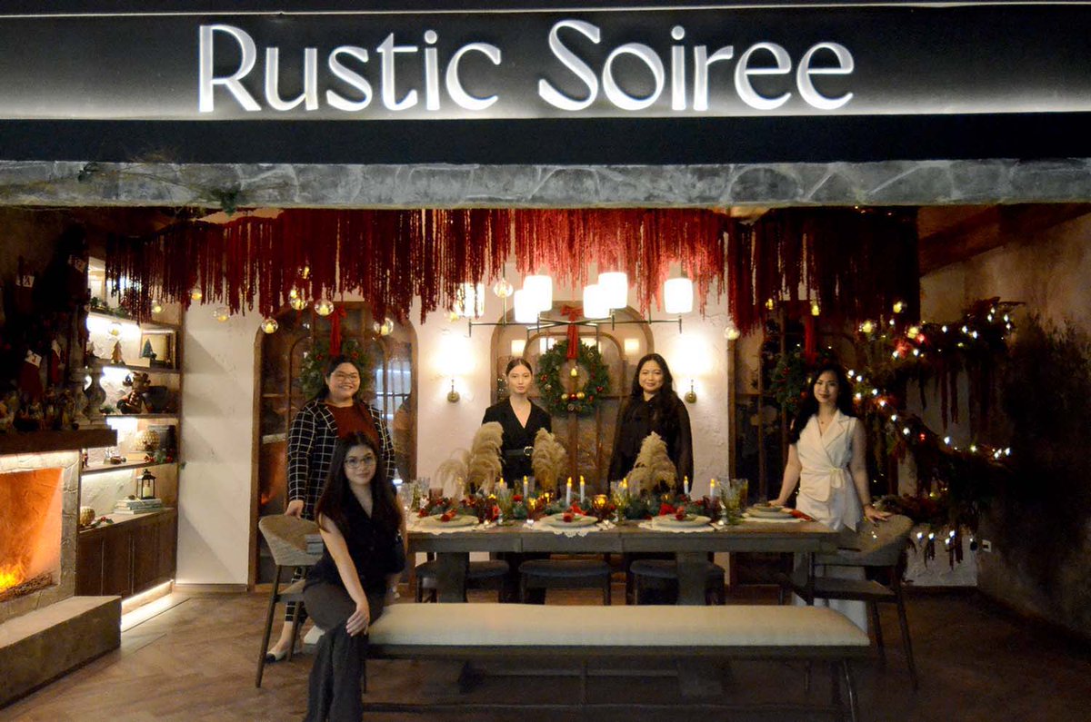 mnlstandardph's tweet image. IN PHOTOS | Student designers from the Philippine School of Interior Design-Ahlen Institute (PSID-Ahlen) proudly introducing their works during the press launch of the Design Of Christmas Exhibit (DOCE) at the GH Tower in Greenhills, San Juan City. 

Featuring 12 booths that…