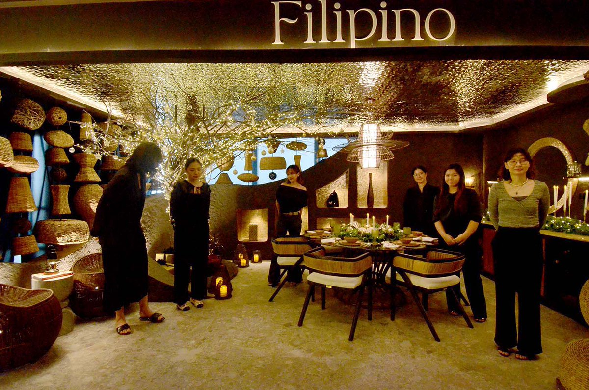 mnlstandardph's tweet image. IN PHOTOS | Student designers from the Philippine School of Interior Design-Ahlen Institute (PSID-Ahlen) proudly introducing their works during the press launch of the Design Of Christmas Exhibit (DOCE) at the GH Tower in Greenhills, San Juan City. 

Featuring 12 booths that…
