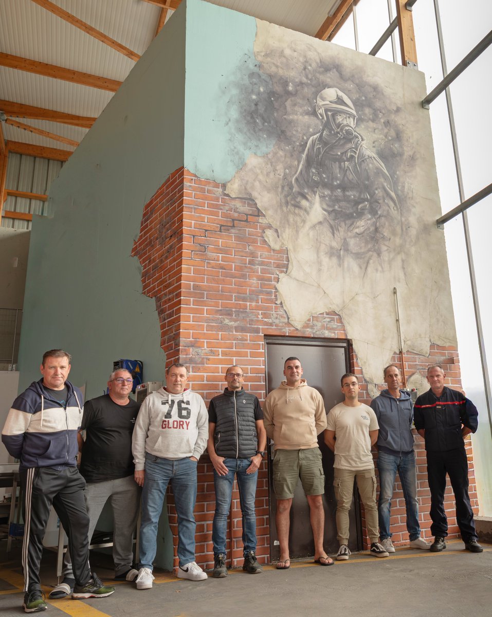 Une fresque rend hommage aux sapeurs-pompiers de Quimperlé.
Réalisée par l’artiste Gildas Thomas dans la remise du CIS, elle symbolise le lien entre générations.
📅 Inauguration le 22 novembre 2025 lors de la Sainte-Barbe.