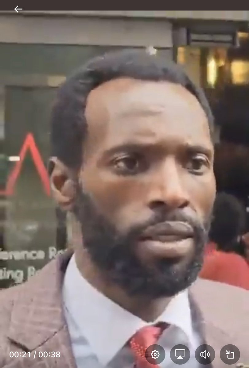 Bravo à la sécurité ! 🇨🇩🤜🏿

#Genocost 🇨🇩

Un membre du M23, tentant de s’infiltrer dans le dispositif sécuritaire à New York, a été maîtrisé et escorté hors de la salle de conférence.
