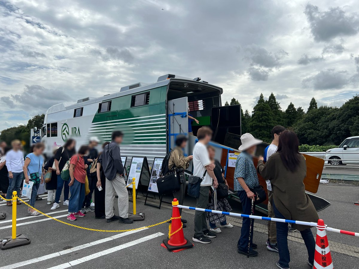 NBahitsu's tweet image. 本日は『美浦村UMAフェスタ』に馬運車を展示させていただきました🚛🌷
多くのお客様に馬運車を知っていただき、お楽しみいただけましたら幸いです🌟
ご来場頂いた皆様、誠にありがとうございました😊