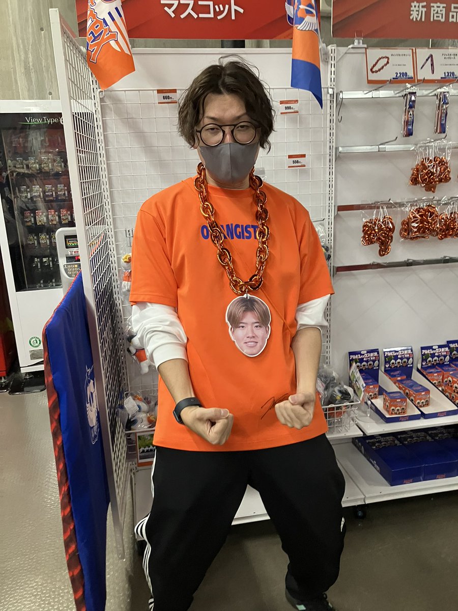 オレガの店員さんポーズ決めてくださいました！チェーンのアイテムは限定100個だそうです（写真撮影、X投稿許可済） #albirex