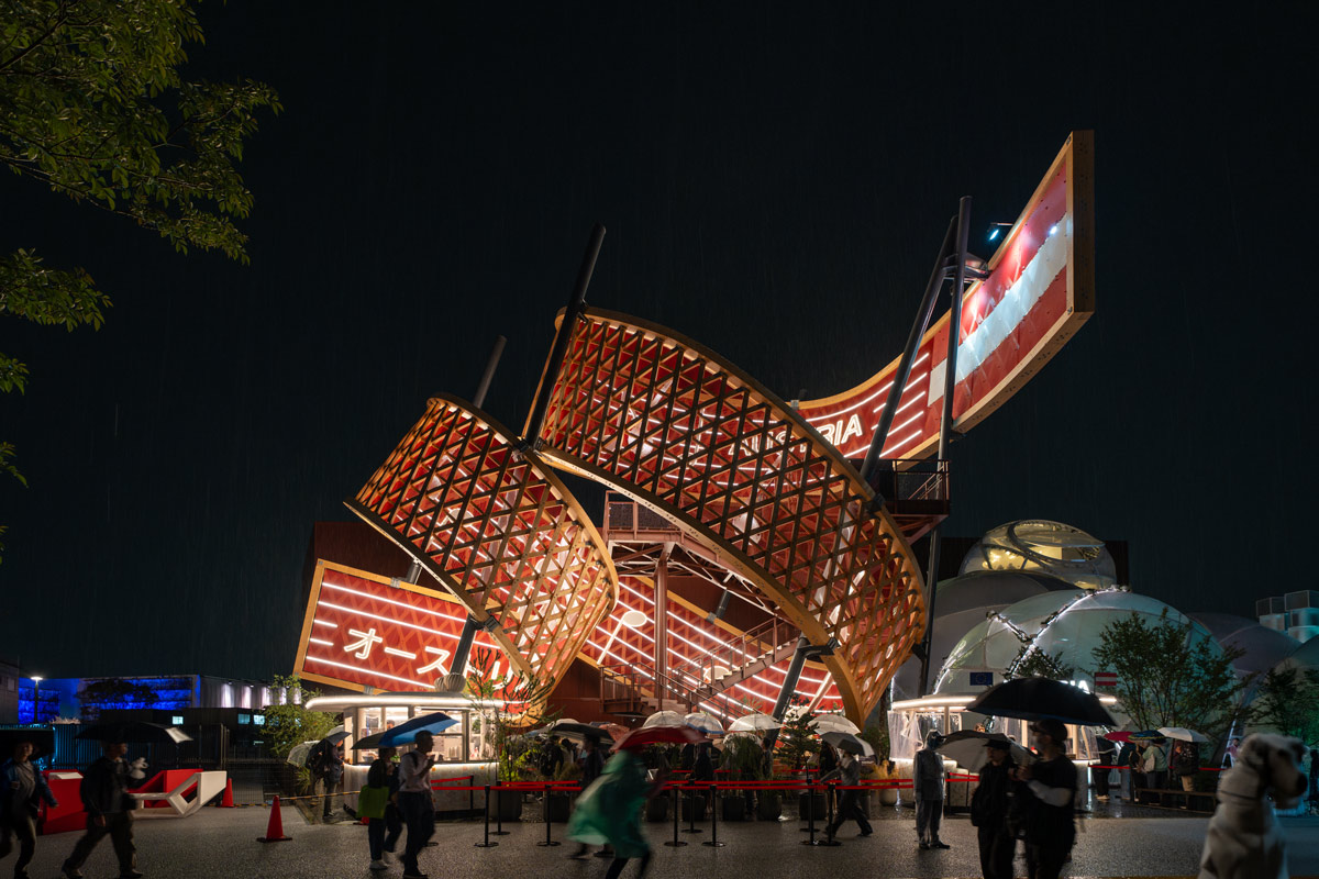 hetgallery's tweet photo. #expo2025  陰影が美しい夜のオーストリア館。展示の列は度々入場制限があってハードルが高いですが、外部の木製スパイラルは自由に見学可能。最上部にはクラシックが流れるボタンがあったり、眼下の広場を見下ろしたりと、建築見学以外にも楽しめます。

https://t.co/iUVvycmlGf https://t.co/egWqAVoTbl