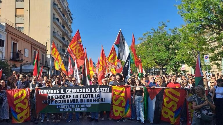 Gazze’deki soykırıma ve Küresel Sumud Filosu’na yönelik tehditlere karşı İtalya’daki sendikaların ilan ettiği 22 Eylül genel grevini selamlıyoruz!

Dün İtalya’da; USB, CUB, ADL ve SGB sendikalarının çağrısıyla 24 saatlik genel grev ilan edildi. Genel grev kapsamında dile