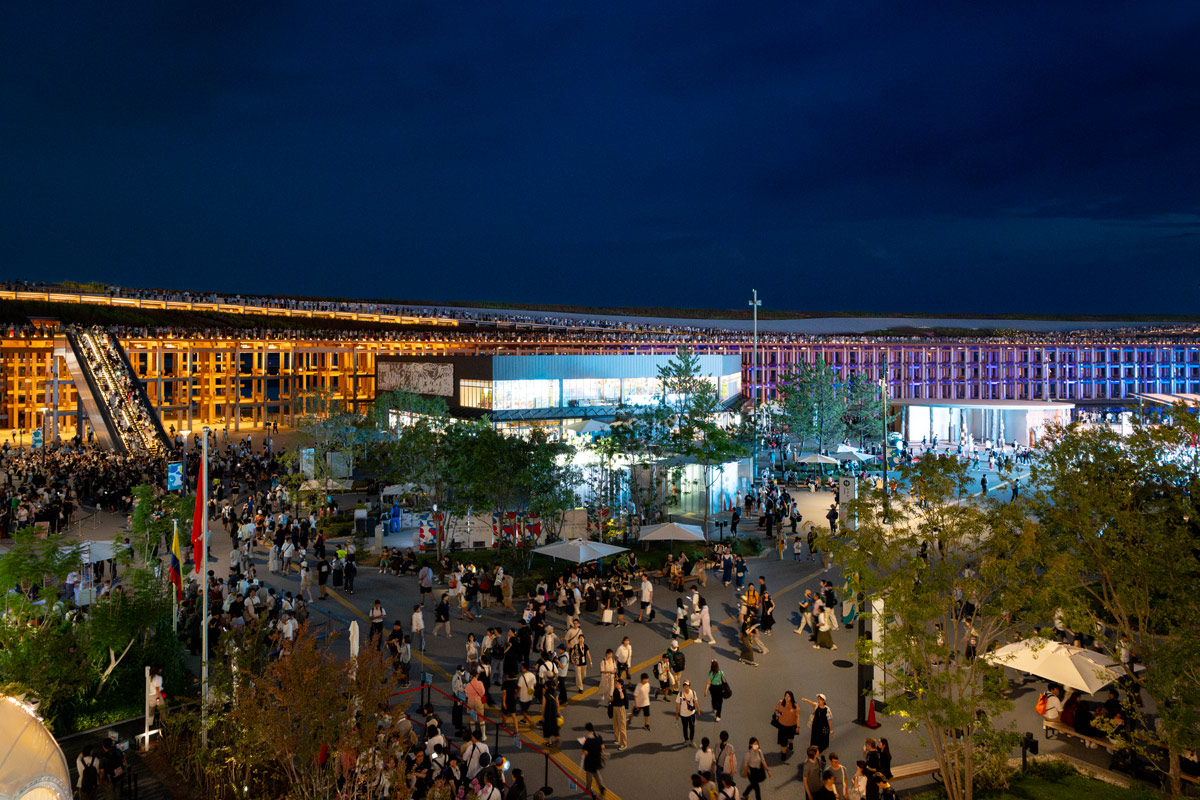 hetgallery's tweet photo. #expo2025  陰影が美しい夜のオーストリア館。展示の列は度々入場制限があってハードルが高いですが、外部の木製スパイラルは自由に見学可能。最上部にはクラシックが流れるボタンがあったり、眼下の広場を見下ろしたりと、建築見学以外にも楽しめます。

https://t.co/iUVvycmlGf https://t.co/egWqAVoTbl