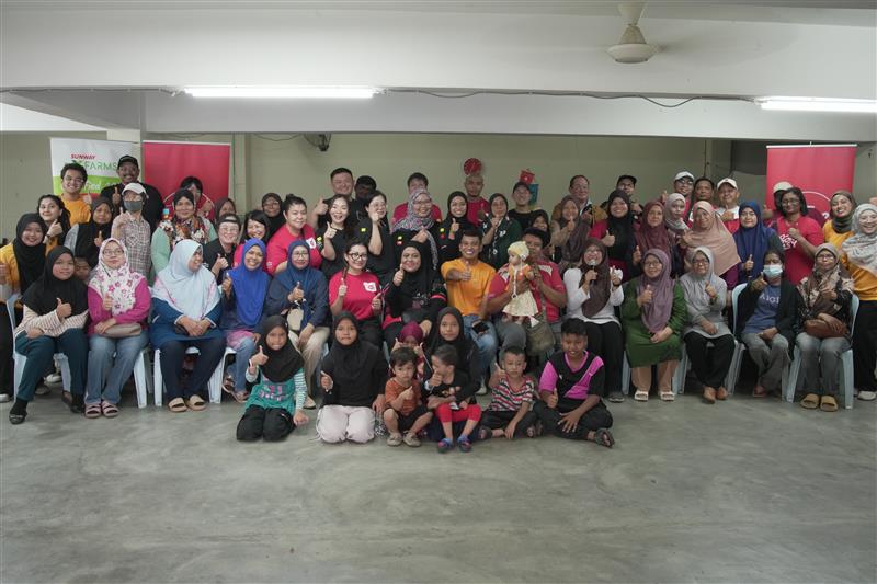 🌱 Back at Sunway XFarms for our 3rd Grow &amp; Give session! Volunteers farmed, cleaned up &amp; supported Apartment Medan Jaya with fresh veggies (25kg! 🥬) + a new hydroponic system. A small step, big impact 💚♻️ #InTuneForABetterTomorrow #GrowAndGive #CSR #TuneProtect