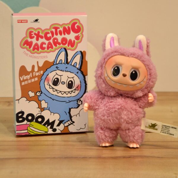 استاد سابق جامعه‌شناسی‌ دانشگاه تهران است. گمنام هم نیست. خودش را هم در آن حیطه رادیکال و مبادی‌به‌آداب میداند. در طول دوسال نسل‌کشی در غزه و جنگ۱۲ روزهٔ سکوت گرفته بود، لام تا کام نگفت. اینستاگرام‌ را باز کردم، دیدم یادداشتی نوشته با عنوان:«لبوبو و ناخشنودی‌های زندگی معاصر»
:)