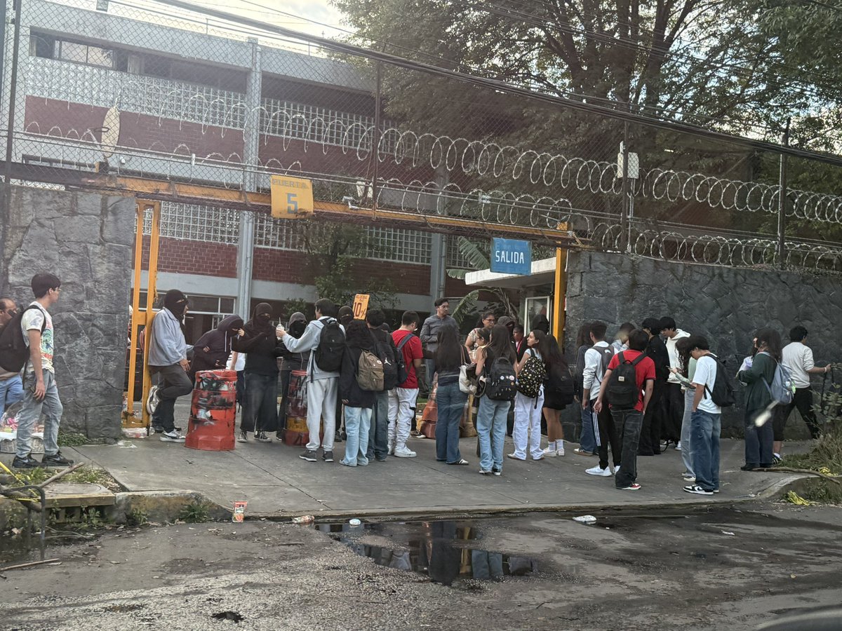 🚨 Toma en Prepa 5, Tlalpan 🚨

Este día, presuntos estudiantes encapuchados mantienen tomadas las instalaciones de la Preparatoria 5, en la alcaldía Tlalpan.

👉 Exigen a las autoridades mayor seguridad en los planteles educativos.