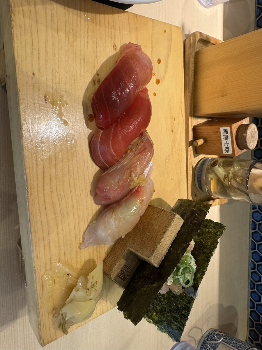 今日のランチは初めて行くお店、寿司とラーメンがセットで食べられる、面白いな組み合わせ