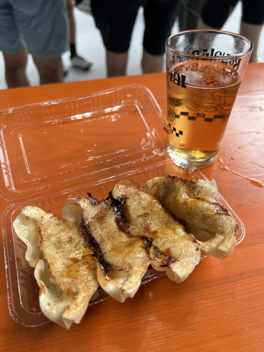 久しぶりのけやきひろばビール祭り。
開始１時間で６杯いただいて、
もう満腹。
ビールはワイマ、フードはオラホのキノコ汁とピクルス、スモークの餃子が良かった。
最終日だから売り切れてたけど、遠野のやつ飲んでみたかった。