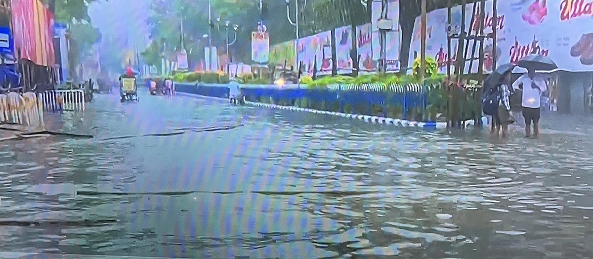 shishirkb's tweet photo. Does anyone recollect drain cleaning operations being done in #Kolkata in the last few years 

NO ❌

Result today most citizens woke surrounded by swimming pool 

Possibly @MamataOfficial waiting for water to recede so she can do her photo-op wading through ankle deep water 

গত কয়েক বছরে #Kolkata ড্রেন পরিষ্কারের কাজ করা হয়েছিল বলে কি কারো মনে আছে? 

না ❌

আজকের ফলাফল দেখে বেশিরভাগ নাগরিক সুইমিং পুলে ঘেরা অবস্থায় ঘুম থেকে উঠেছেন। 

সম্ভবত @MamataOfficial জল নেমে যাওয়ার অপেক্ষায় আছেন যাতে তিনি গোড়ালির গভীর জলের মধ্য দিয়ে ছবি তোলার জন্য হাঁটতে পারেন