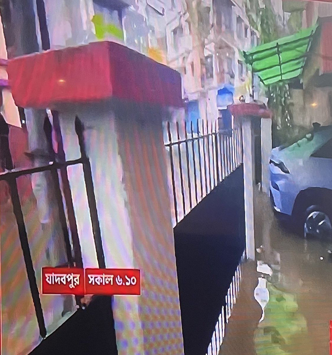 shishirkb's tweet photo. Does anyone recollect drain cleaning operations being done in #Kolkata in the last few years 

NO ❌

Result today most citizens woke surrounded by swimming pool 

Possibly @MamataOfficial waiting for water to recede so she can do her photo-op wading through ankle deep water 

গত কয়েক বছরে #Kolkata ড্রেন পরিষ্কারের কাজ করা হয়েছিল বলে কি কারো মনে আছে? 

না ❌

আজকের ফলাফল দেখে বেশিরভাগ নাগরিক সুইমিং পুলে ঘেরা অবস্থায় ঘুম থেকে উঠেছেন। 

সম্ভবত @MamataOfficial জল নেমে যাওয়ার অপেক্ষায় আছেন যাতে তিনি গোড়ালির গভীর জলের মধ্য দিয়ে ছবি তোলার জন্য হাঁটতে পারেন