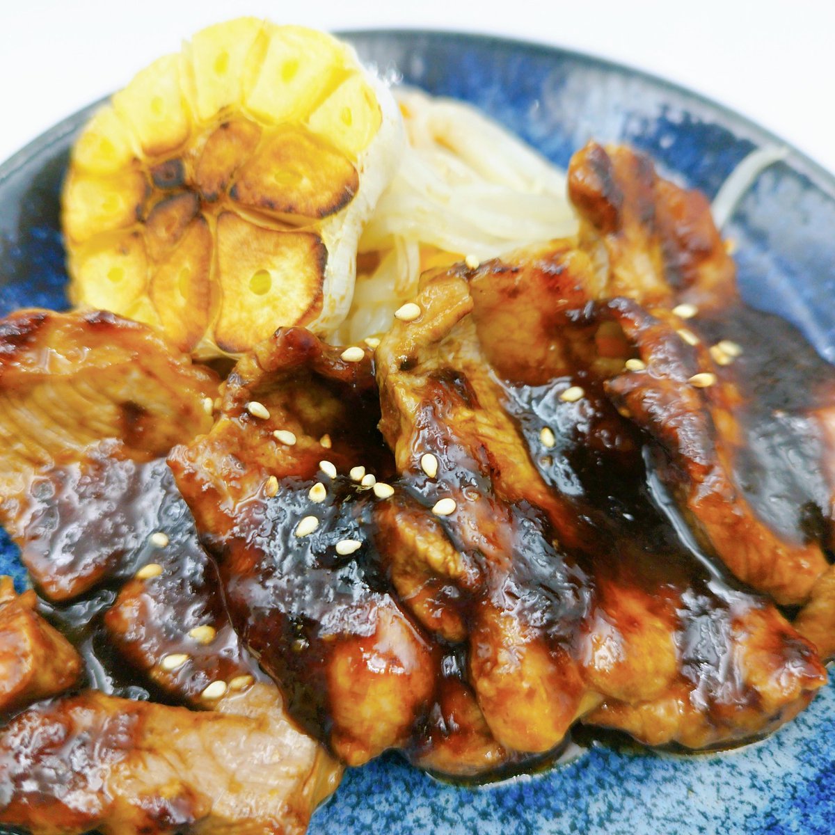 よく、玉子の法則とかいうけどさ、確かに、卵黄と肉の相性は良いとは思うんだけど…

それ、全部味同じじゃない？
なので、基本料理に玉子歯使わないです。

写真は、ラム肉に海苔使った和風だれをかけました　700円