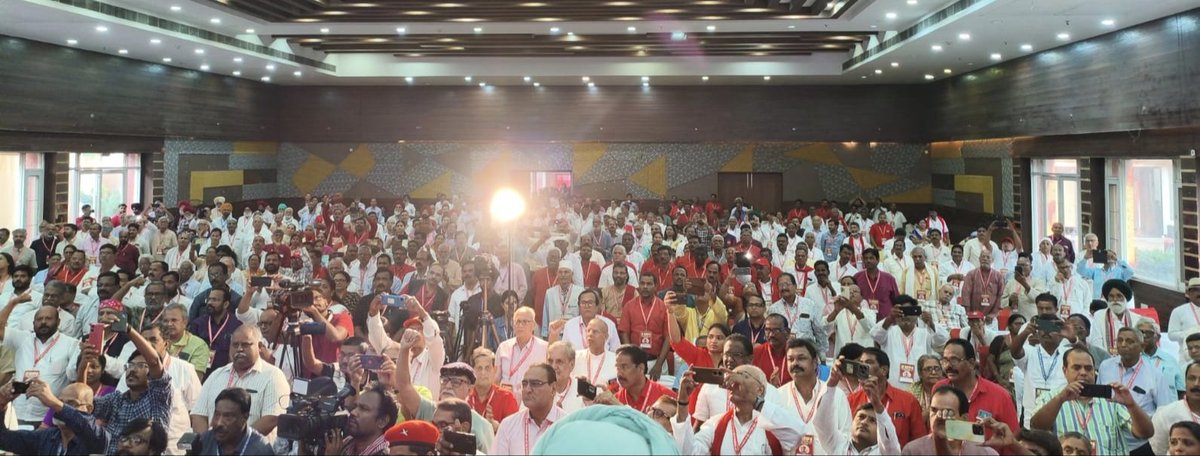 En representación <a href="/PartidoPCC/">Partido Comunista de Cuba</a> trasladamos mensaje de felicitación al XXV Congreso del Partido Comunista de la India. Evento adoptó resolución de solidaridad con #Cuba y de rechazo al criminal bloqueo EEUU. Se rindió tributo al legado del Comandante en Jefe Fidel, en su Centenario