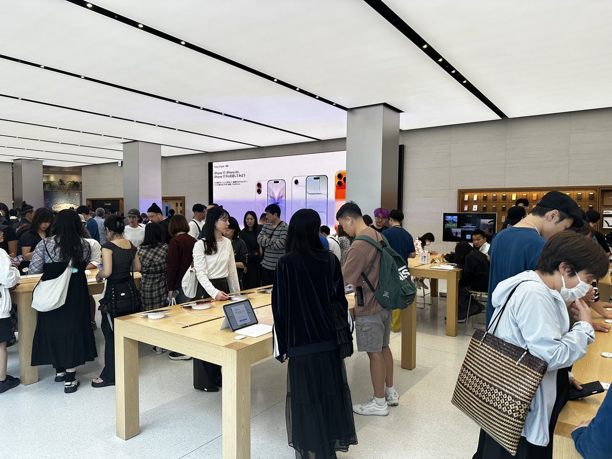DCStars's tweet image. Apple Store in Shinjuku is busy today.