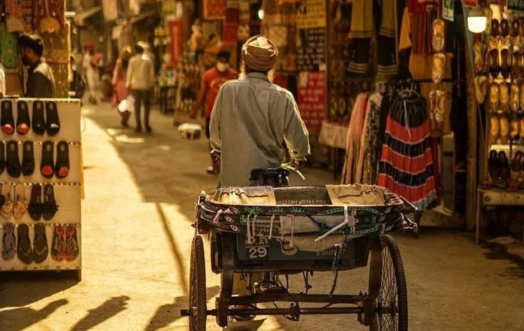 صـباحُ الخـير..!! 
"من الضروري أن يرضَ الانسان عن يومه العادي بكل بساطة، دون انتظار بهجةٍ قادمة، أو سعادة مؤقتة، ويتقبل باقتناع تام جلوس التعوّد على كرسي الانبهار!.
حتى اللّاشيء الذي يحدث في اليوم نِعمة، كان بمقدور السوء أن يحل محلَّه؛ فالحمدلله."
#صباح_الخير 🌸🍃