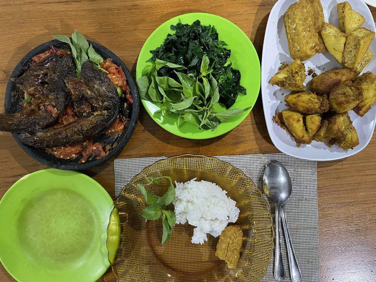 BayuSahaja's tweet photo. Dengan suara berbisik dia bilang. “Pilihlah orang-orang yang sesuai dengan nilai-nilai Anda. Jika tidak, Anda akan kelelahan menjelaskan hal yang sudah jelas, meluruskan hal yang sudah lurus.” https://t.co/QLn6tYY16n