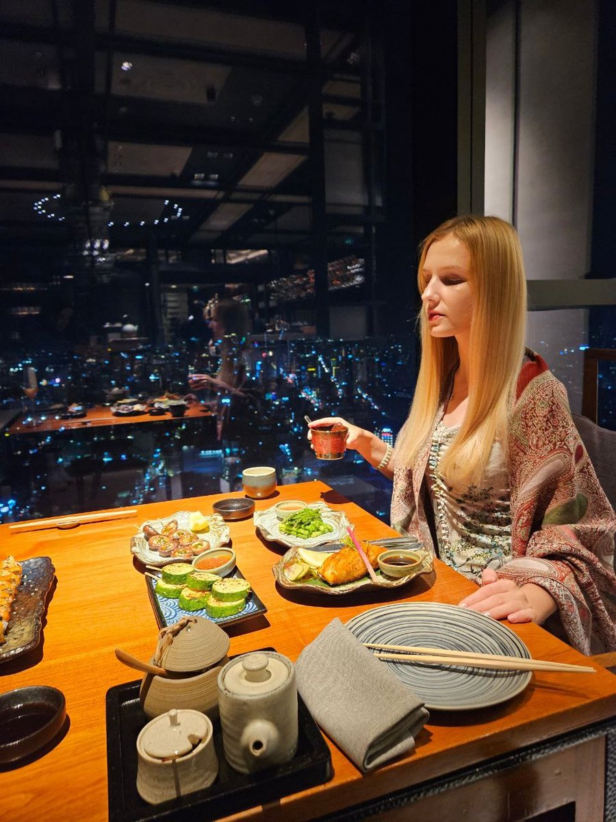 Anneqwertyui's tweet image. Good evening