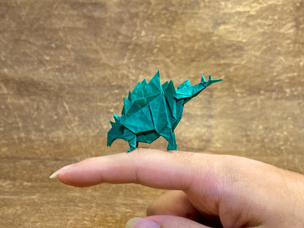 「ステゴサウルス」
創作　中村楓
折り手　でぃのりがみ

カラペ 15cmより
#折り紙　#origami