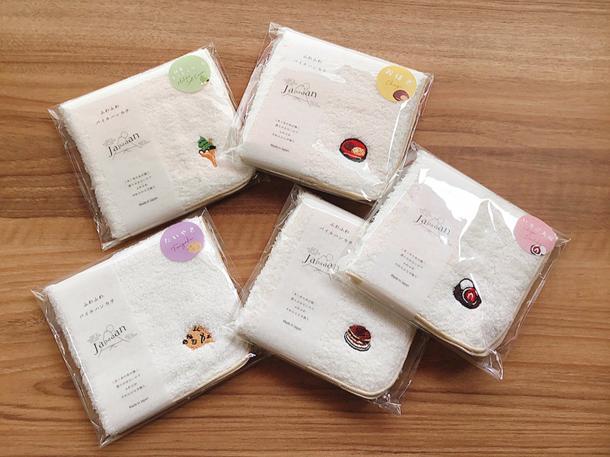 コージーカンパニーのふわふわパイルハンカチ☁️
美味しそうな和菓子がワンポイント刺繍されていて、とっても可愛いです😊プレゼントにしても良いですね✨ちなみにスタッフのイチオシはおはぎ柄です✨✨✨ぜひ〜