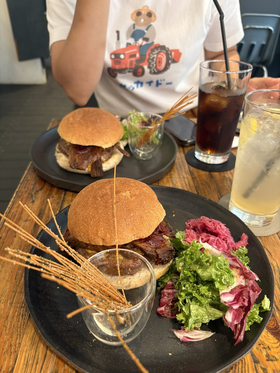 GLOW CROSSバーガー🍔実食！！
ほろほろジュシーなお肉がカリッとフワッとなバンズに挟まり最高！！
副菜にかなと思ったフリットもしっかりと味がついて食べ応えもあり、バーガーといいコンビで、どっちが上でも下でもないマリアージュでした👍
#glowcross
#DJyuka
#DJJazadocument
#ノースウェーブ
