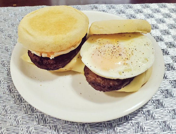 家にあったできあいのハンバーグで作ったソーセージエッグマフィン…🍔🥚🧀🥩 