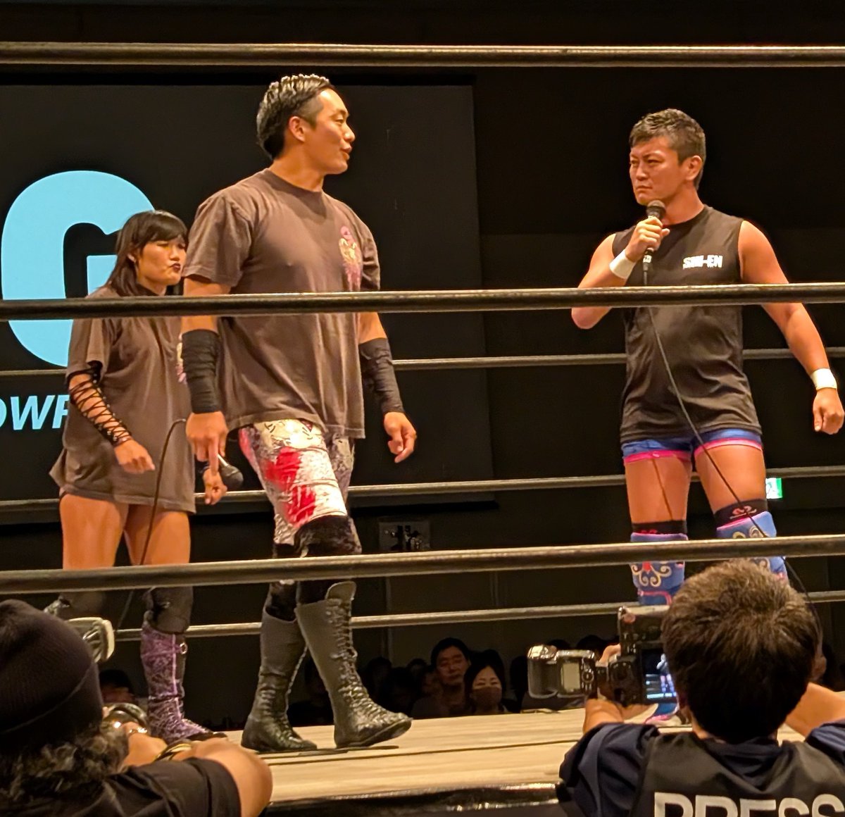 u0qgQrQlCOSQL2q's tweet image. 2025.9.21㈰  
◆GLEATオープニングマッチ
[8人タッグマッチ]

Tさんの洗礼✨
後藤選手は、しっかり受け切ってました、、、🥹✨
終始、気迫が凄かった！

#GLEAT   #紫焔
#THawk 選手
#後藤哲也 選手
#梅田ステラホール