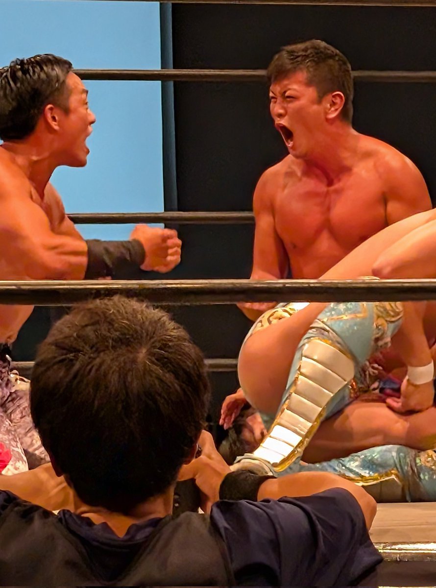 u0qgQrQlCOSQL2q's tweet image. 2025.9.21㈰  
◆GLEATオープニングマッチ
[8人タッグマッチ]

Tさんの洗礼✨
後藤選手は、しっかり受け切ってました、、、🥹✨
終始、気迫が凄かった！

#GLEAT   #紫焔
#THawk 選手
#後藤哲也 選手
#梅田ステラホール