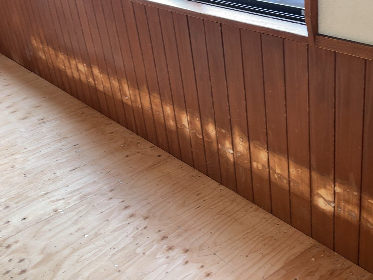 こんにちは！
今日はこちらの壁を塗装予定です！

以前、椅子？か何かが張り付いてたようで木がボロボロしてますが、まずは補正して塗装します🪣
#ENTRYなう