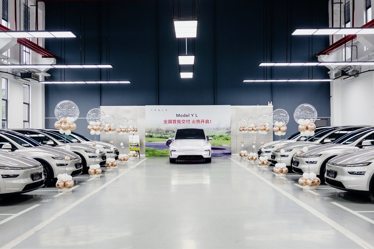 NEWS: 17,300 new Teslas were insured in China last week, the best week of Q3 2025 so far and up 13% week-over-week.