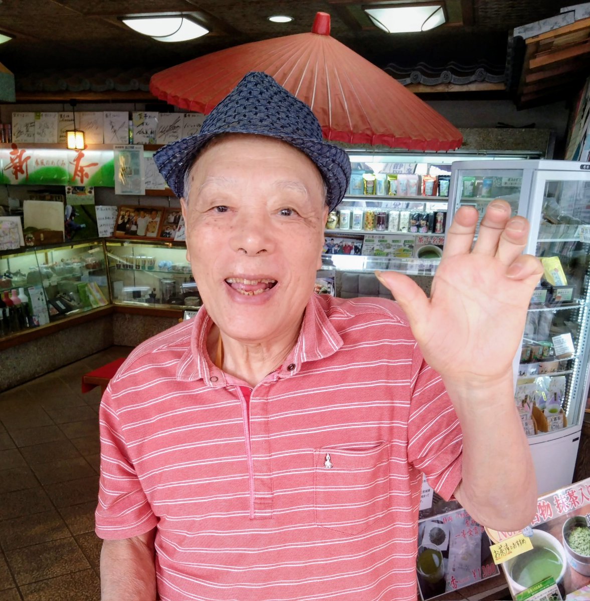 atami_chasen's tweet image. お客様との会話を楽しむおやっさん！

お客様「マツコさん来たんですね！」

おやっさん『マツコさんは親しみがあるね！

俺の母親が
「まつ子」だったから、
マツコさん！って聞くと条件反射でビクッとするよ！

俺の身体に染み込んでいる
名前だから家族のような親近感があるよ！』

＃熱海　＃茶千