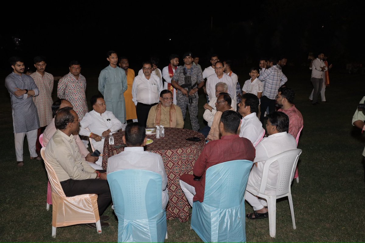 prafulkpatel's tweet image. નવરાત્રિના પાવન અવસર પર,  હિંમતનગરના કળશ પાર્ટી પ્લોટ ખાતે યોજવામાં આવેલ રંગતાળી નવરાત્રીની આરતીમાં હાજરી આપીને મા અંબાના ચરણોમાં શિષ નમાવ્યું અને બધા જ માઈ ભક્તોના કલ્યાણ માટે પ્રાર્થના કરી.