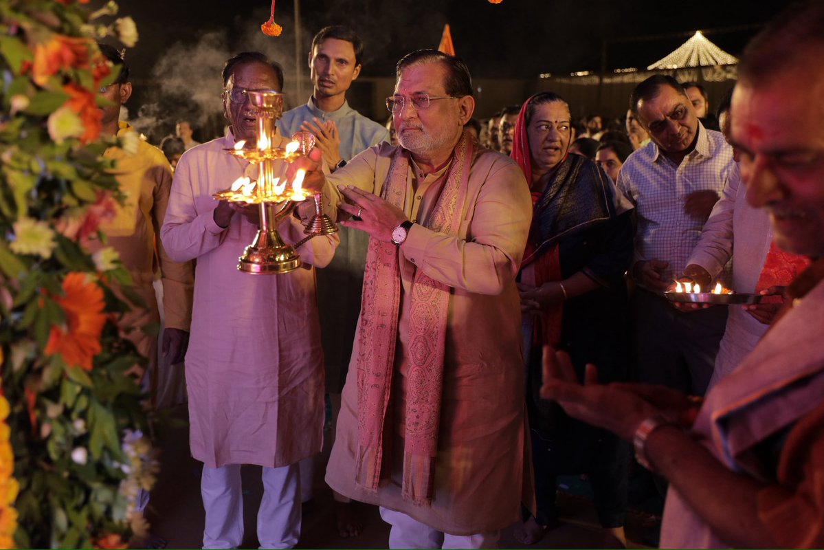 prafulkpatel's tweet image. નવરાત્રિના પાવન અવસર પર,  હિંમતનગરના કળશ પાર્ટી પ્લોટ ખાતે યોજવામાં આવેલ રંગતાળી નવરાત્રીની આરતીમાં હાજરી આપીને મા અંબાના ચરણોમાં શિષ નમાવ્યું અને બધા જ માઈ ભક્તોના કલ્યાણ માટે પ્રાર્થના કરી.