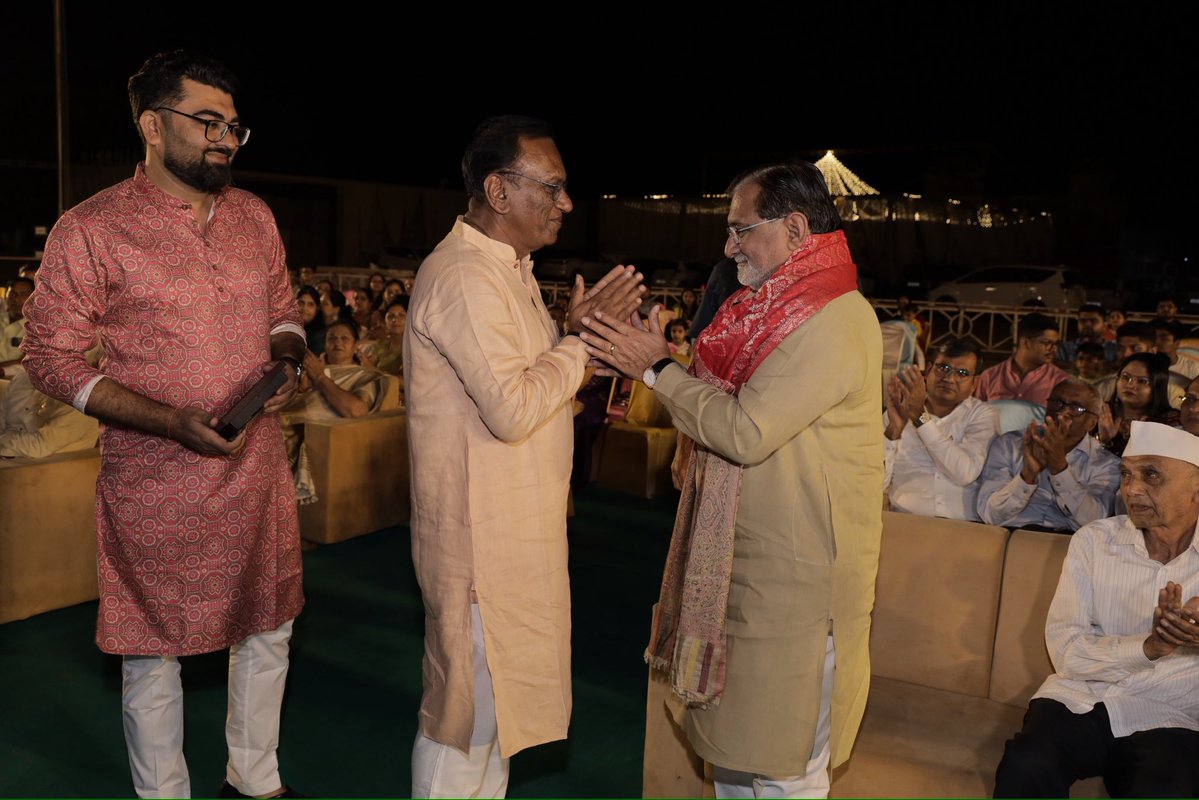 prafulkpatel's tweet image. નવરાત્રિના પાવન અવસર પર,  હિંમતનગરના કળશ પાર્ટી પ્લોટ ખાતે યોજવામાં આવેલ રંગતાળી નવરાત્રીની આરતીમાં હાજરી આપીને મા અંબાના ચરણોમાં શિષ નમાવ્યું અને બધા જ માઈ ભક્તોના કલ્યાણ માટે પ્રાર્થના કરી.