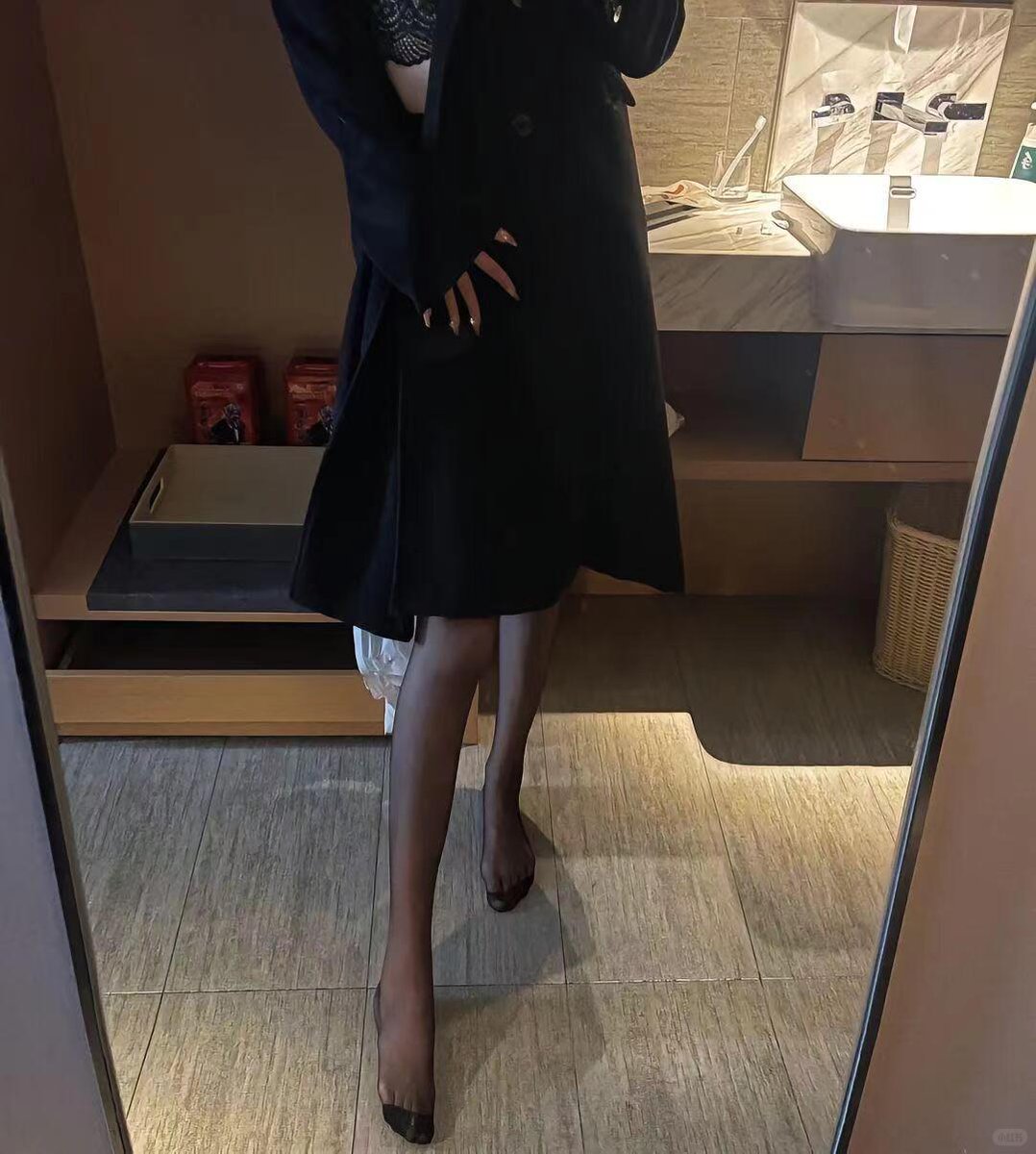 Lerato36413150's tweet photo. 酒店落地窗前的✨  
长发、黑丝、高跟鞋  
这画面你会想对我说什么？ https://t.co/Nx6v5lhZP4